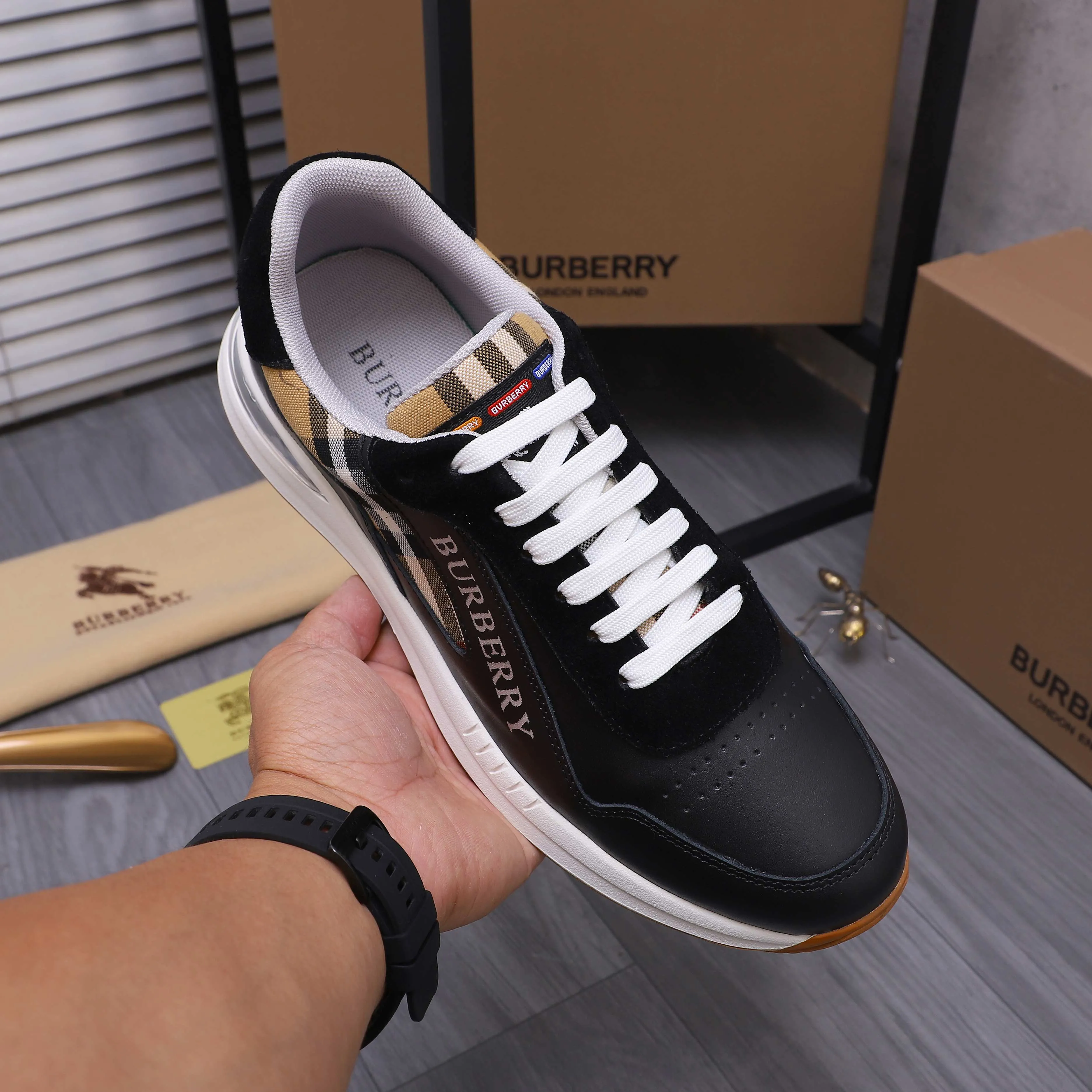 Men's shoes 💰442 Product trademark: Burberry "Burberry" casual shoes Regular size: 38-44 Product material: Selected cowhide stitching upper Breathable mesh lining Rubber outsole